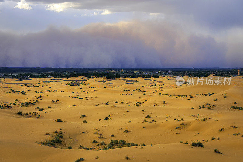 北非摩洛哥Erg Chebbi沙漠，沙尘暴正在逼近Merzouga定居点